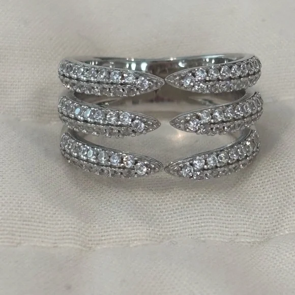 Lisa Robertson Elegant Sterling Silver Women's Ring - Picture 5 of 6